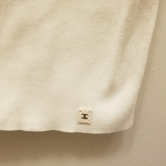 HOSTPICK!!! Chanel Short Sleeve Sweater with CC logo - Picture 5 of 14